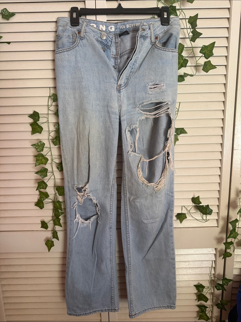 Ripped 90s Boyfriend Jeans